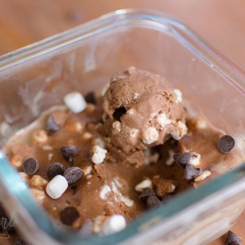 No Churn Chocolat Frozen Yogurt made from homemade yogurt, sugar and cocoa will be you new favorite healthy dessert!