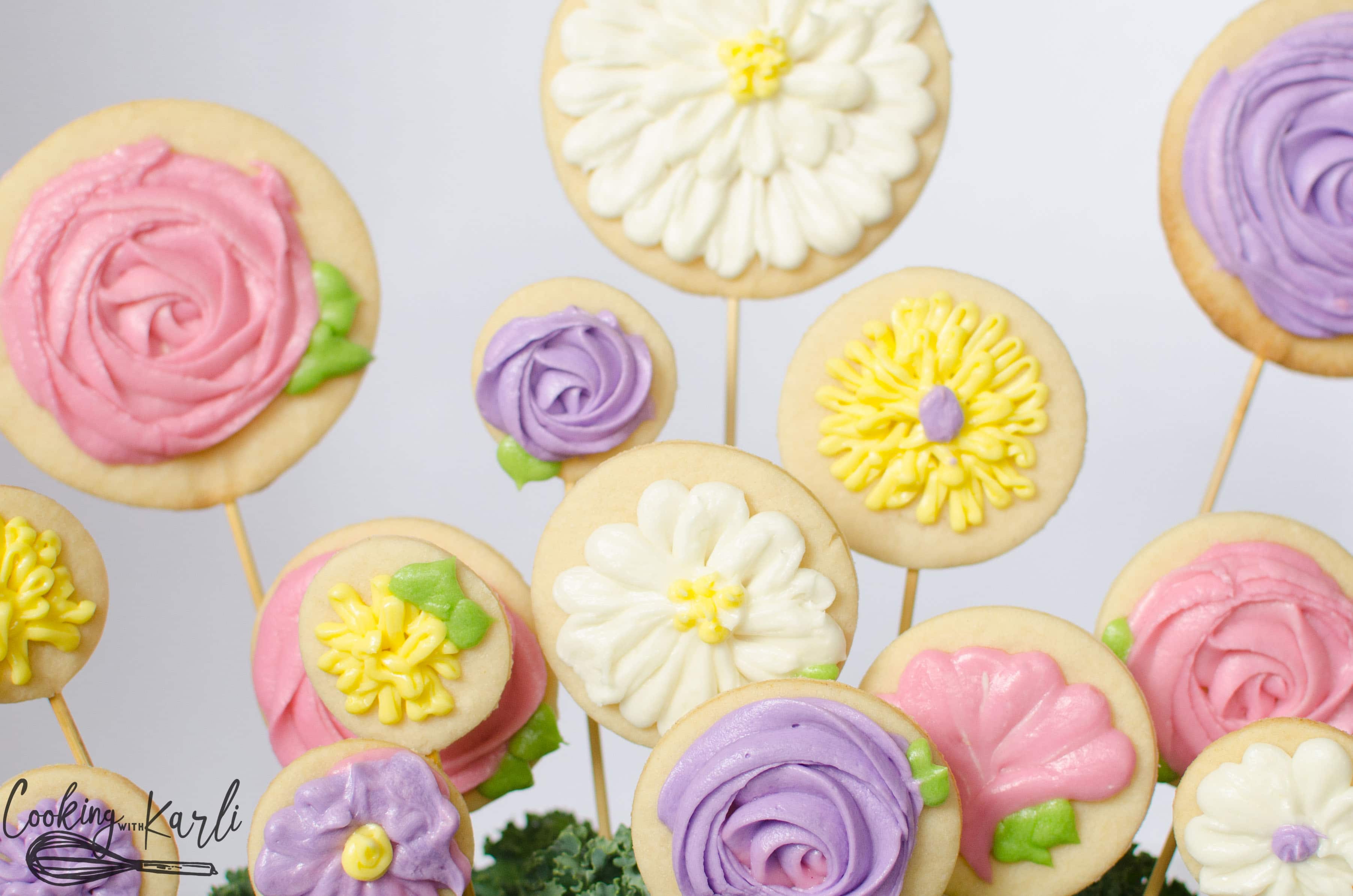 Sugar Cookie Flower, step by step buttercream decorating instructions.