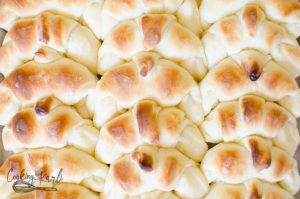 A large pan full of easy to make yeast dinner rolls.