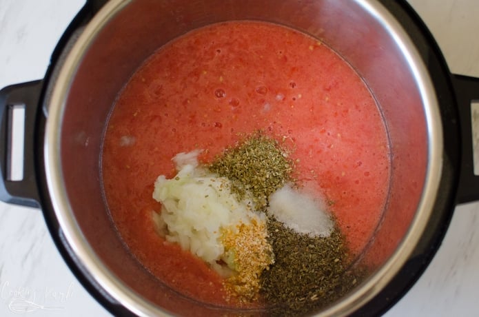 blended fresh tomatoes, onion, basil. oregano, garlic and salt in the Instant Pot to make pasta sauce.
