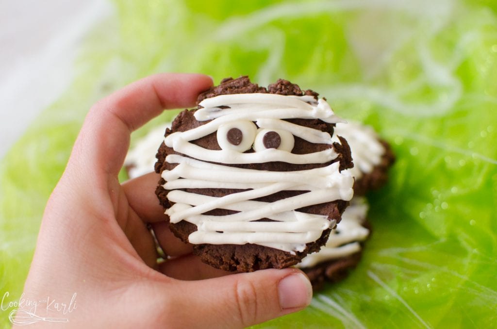 chocolate mummy cookies are an easy halloween cookie
