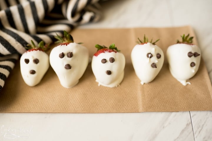 white chocolate covered strawberries that look like ghosts