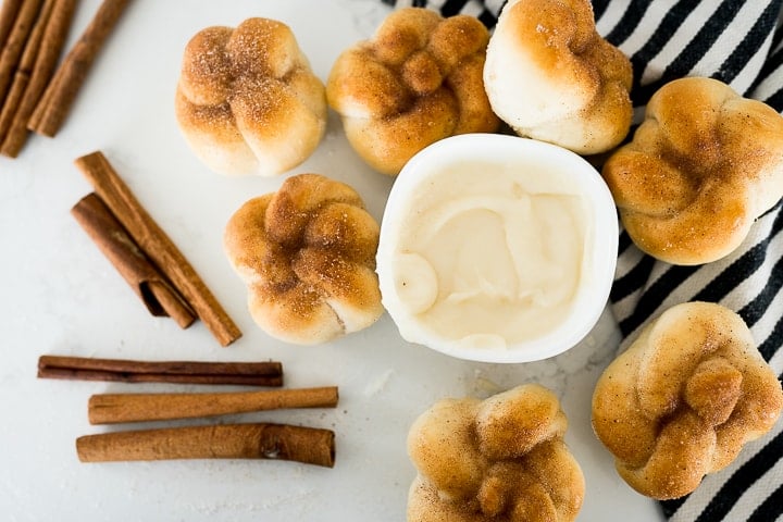 bread knots sprinkled with cinnamon and sugar