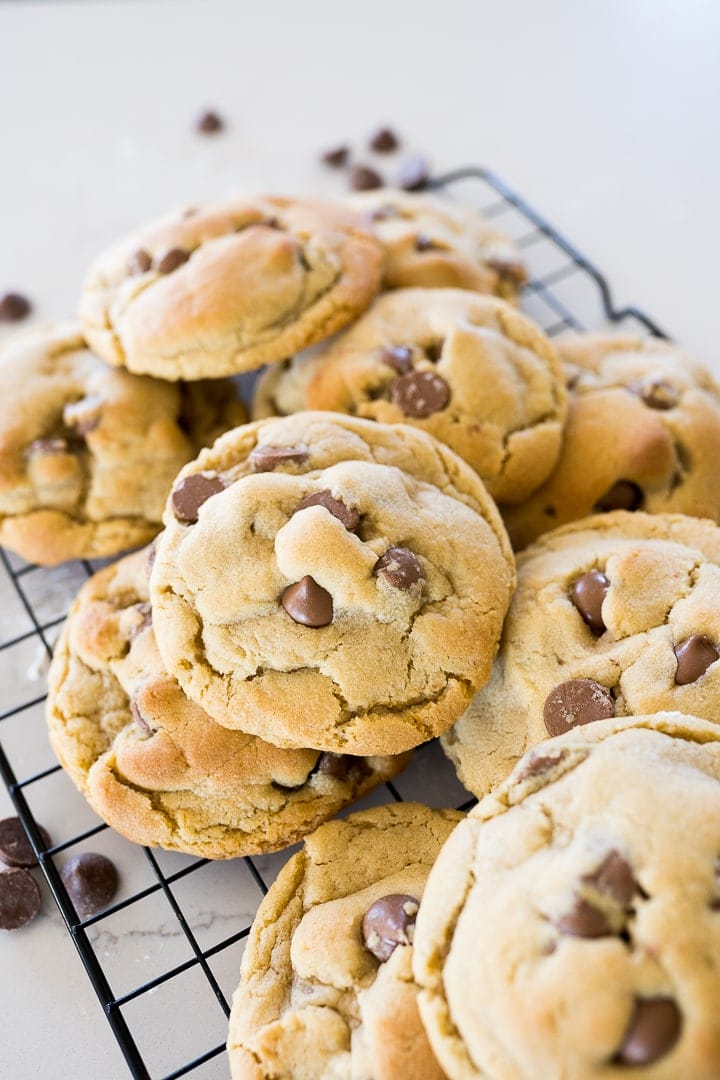 crumbl chocolate chip cookies