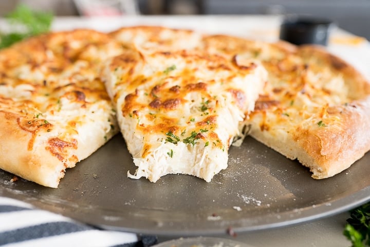 pizza with alfredo white sauce and chicken