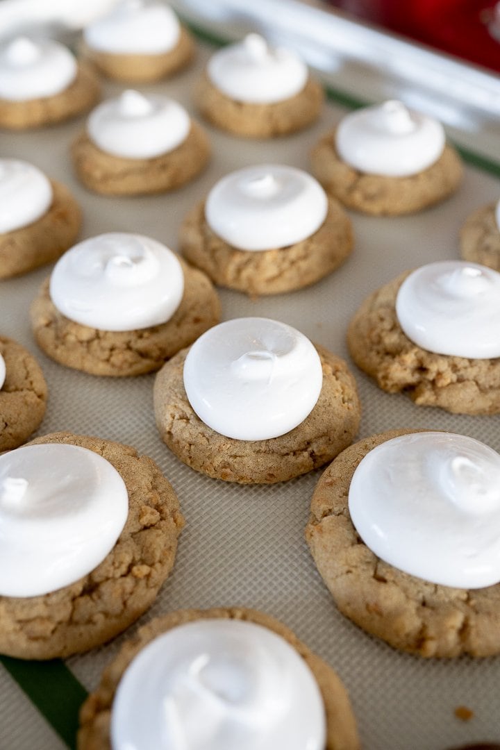 marshmallow creme on top of cookies