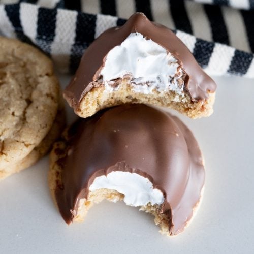 marshmallow creme inside of a cookie
