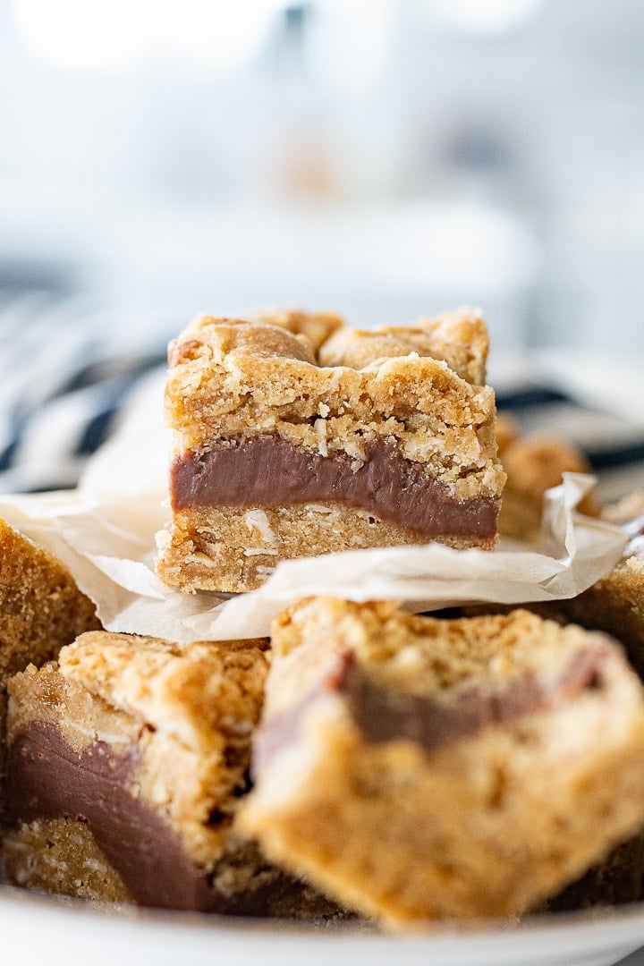 oatmeal cookie bar with a layer of fudge in the middle.