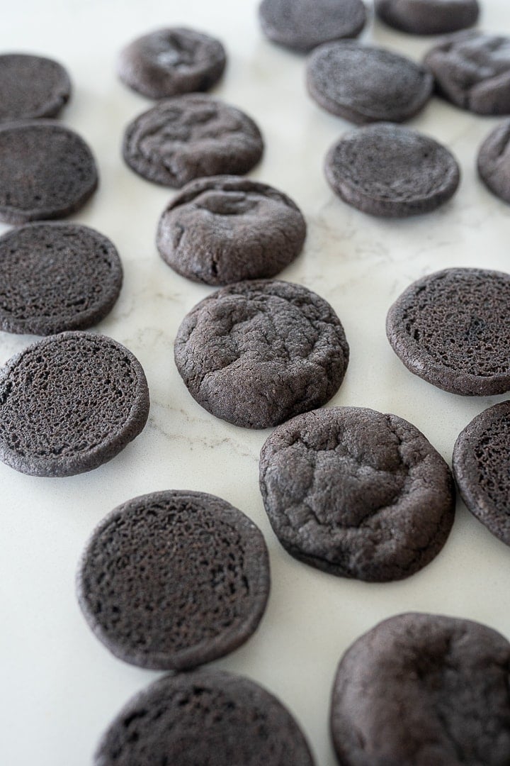 oreo cookies ready for the filling to make them oreo cakesters