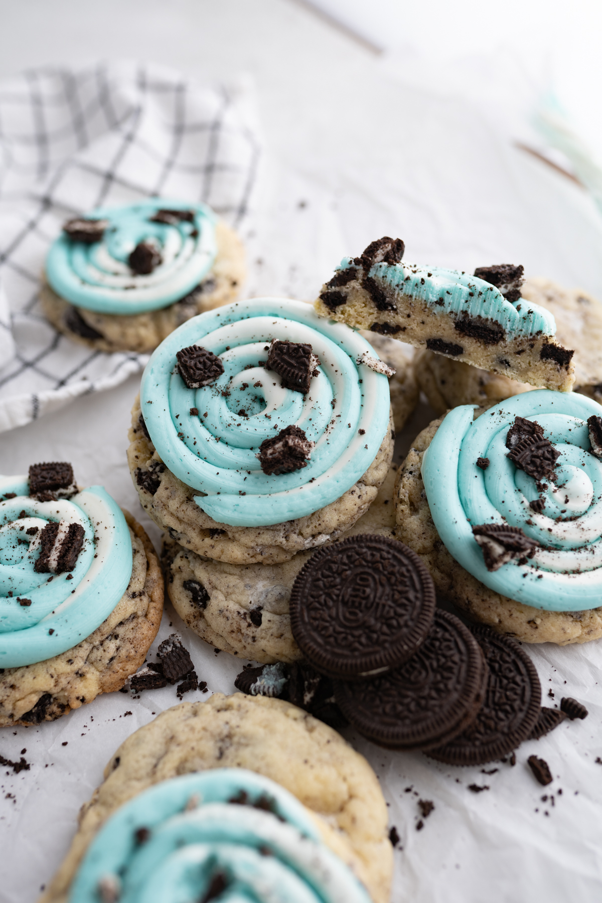 Aerial view of a snowdrift cookie next to oreos. 